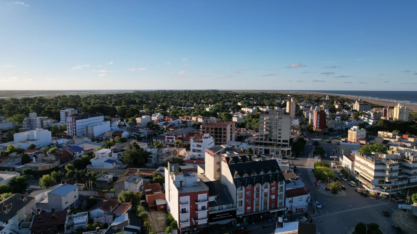 Calle peatonal animada de noche